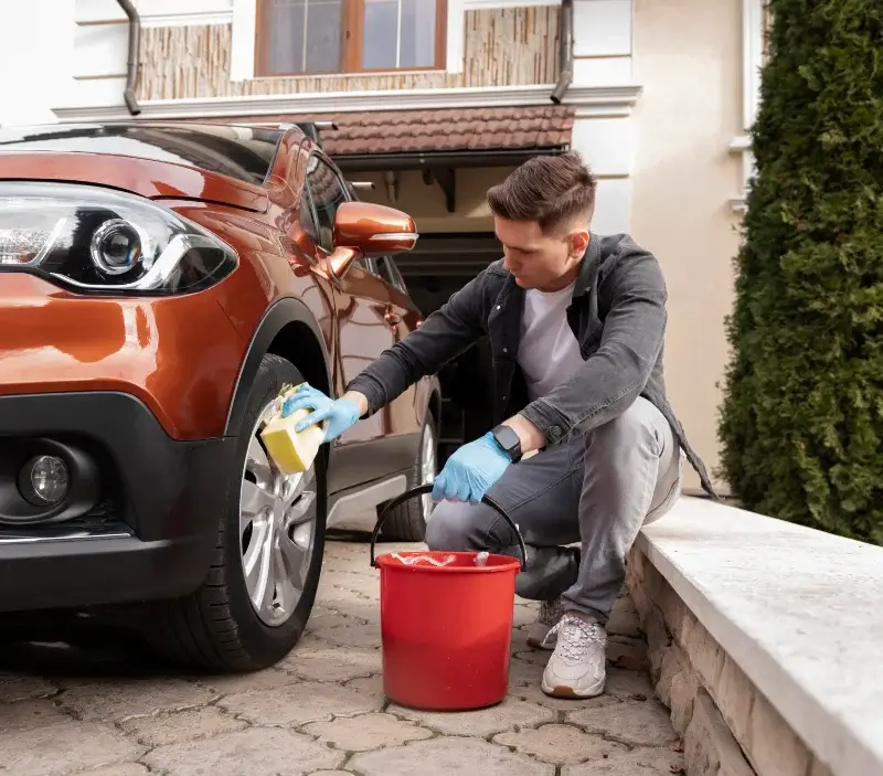 Lavage auto à domicile Briollay : professionnel intervenant sur un véhicule